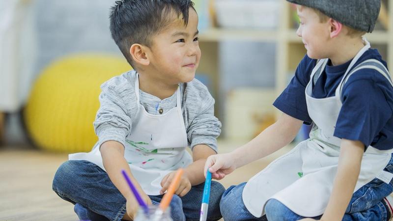 Imagen de 2 niños realizando una actividad juntos.