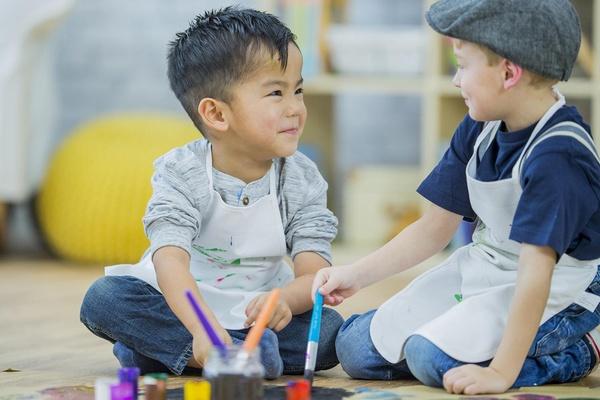 Imagen de 2 niños realizando una actividad juntos.