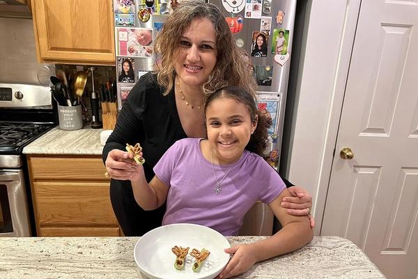Una madre y su hija comparten juntas bocadillos de mariposas.
