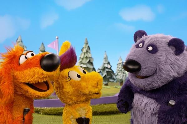 Donkey Hodie and friends play golf.