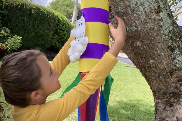 Una niña admira su manga de viento inspirada en “Donkey Hodie”.