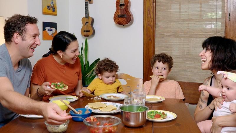 A family enjoying tostadas.