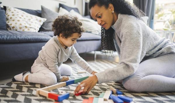 Imagen de una mamá jugando a los bloques con su hijo.