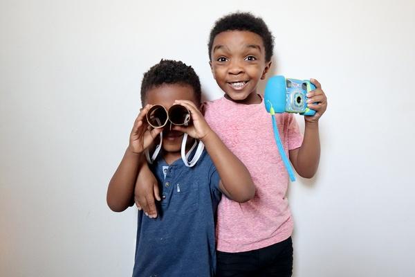 Dos hermanos se preparan para ir de safari en casa.
