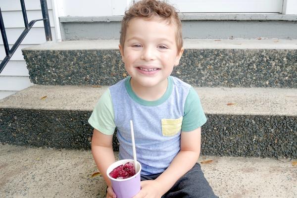Un niño con un vaso de piragua.