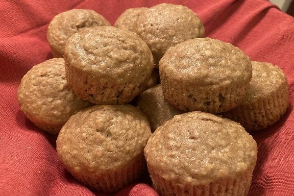 Muffins de avena con especias en una cesta.