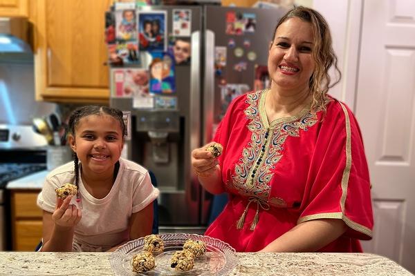 Una madre y su hija disfrutan juntas las galletas Mozie-mazing.