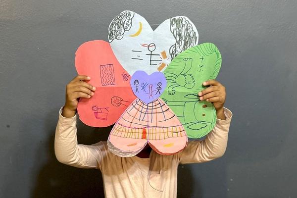 Una niña muestra una tarjeta de San Valentín para la familia.