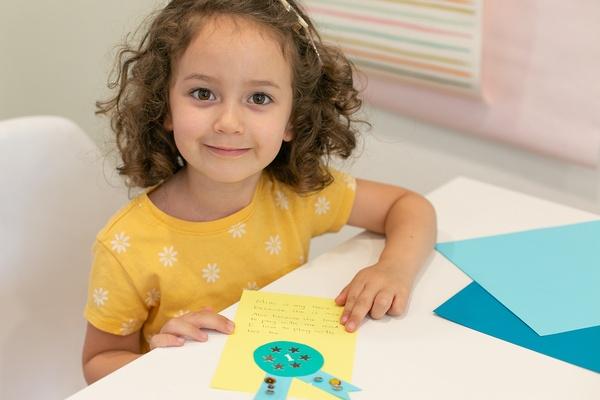 Una niña mostrando su premio para su héroe cotidiano.
