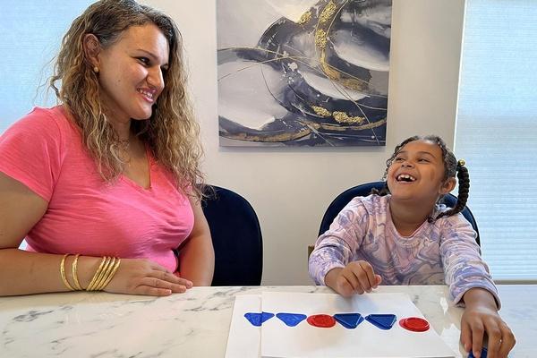 Una madre jugando a los bloques con su hija.