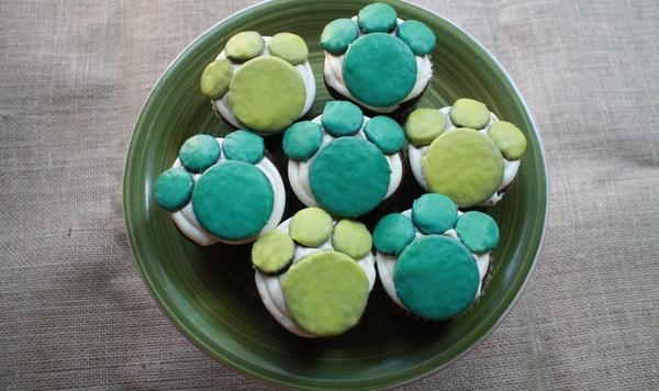 Plato ya listo con siete cupcakes de Poder Animal.