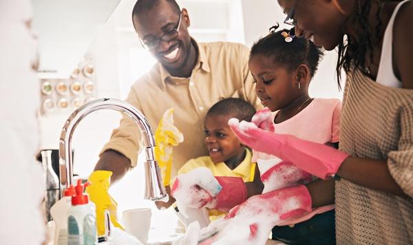 Family washing dishes together.