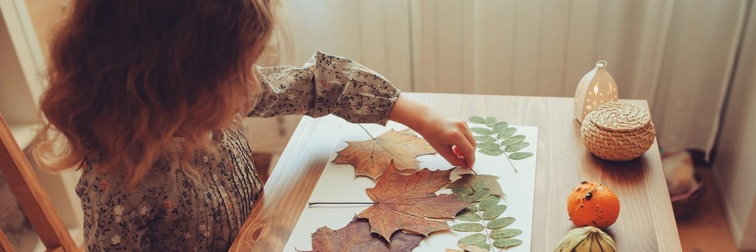 Celebrando el otoño: Proyectos artísticos con hojasNiña llevando flores.