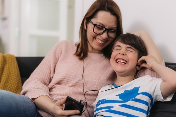Kids listening to podcast via voice assistant device.